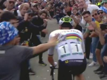 Navijači na Tadeja Pogačarja med dirko lepili nalepke #video