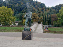 V bolnišnici umrl starejši moški, ki ga je v soboto udaril mladostnik na Savinjskem nabrežju