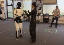 Robot prihodnosti Optimus obvlada kung fu