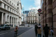 Britanska policija razbila tolpo, ki je kradla mobilne telefone in jih tihotapila v Azijo