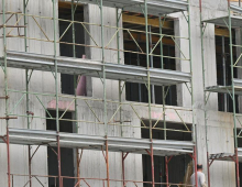 54-letni delavec omahnil z gradbenega odra in umrl