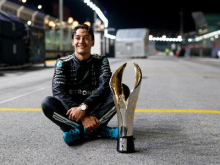 George Russell po zmagi poustvaril ikonično fotografijo Lewisa Hamiltona