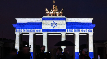 Hamas-Angriff auf Israel 2023: Brandenburger Tor zum Gedenken an 7. Oktober angestrahlt