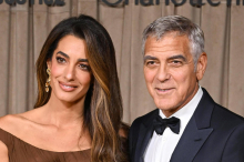 Amal Clooney zeigt Humor bei Familienessen in Frankreich