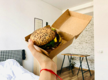Evropski parlament podprl prepoved uporabe izrazov vegi burger, vegi klobasa in podobnih