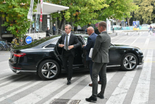 Ukom: Zoper vodjo službe za varovanje premierja uveden postopek o prekršku, globa je bila poravnana