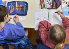 Ustavno sodišče: Enaka pravila ocenjevanja za učence, ki se šolajo doma in v šoli, ustrezna