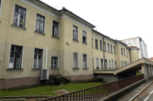 Na infekcijski kliniki v Mariboru čakajo nov razpis in opozarjajo na neprimerne pogoje za delo