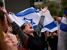 'I didn't think it was going to happen': Israelis gathered to sing, dance, and pray together as news broke of peace deal