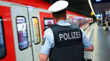 Kriminalität: Frontscheibe von fahrender S-Bahn beschädigt - Bahn hält an
