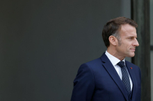 Macron na kriznem sestanku s strankami skuša imenovati novega premierja