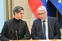 Mesec: Vsi vidiki božičnice so predmet pogajanj. Delodajalci: Postavljeni smo bili pred dejstvo.