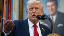 Trump napovedal dodatne 100-odstotne carine za Kitajsko; delnice krepko navzdol