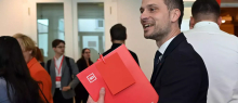 Prednikov padec: ko Golobovi lovijo SD in Klakočarko. Kaj vse je vedela predsednica državnega zbora, ki tudi še vedno molči?