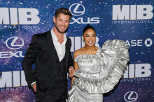 Tessa Thompson über Chris Hemsworth: Er ist „ein Baby mit Muskeln“