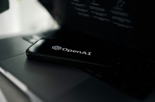 OpenAI sodeluje z Broadcomom pri razvoju lastnih čipov za umetno inteligenco