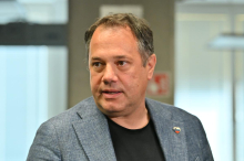 Arčon: Slovenija za Ukrajino ne kupuje orožja, ampak opremo za zaščito civilnega prebivalstva