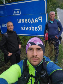 IZA NJIH JE VIŠE OD 480 KILOMETARA, A CILJ SE VEĆ NAZIRE! Tri pripadnika MUP-a velikog srca napreduju na humanitarnom putu do Hilandara za decu leptire! (FOTO)
