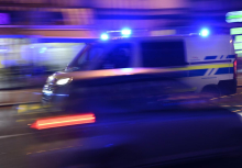 Moški v Črnučah z ostrim predmetom huje poškodoval žensko, njeno življenje je ogroženo