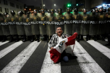 Protivladni protesti v Peruju zahtevali prvo žrtev. V Limi izredne razmere.