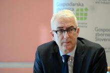 Premier Golob in predstavniki delodajalcev bodo na sestanku iskali kompromis glede božičnice