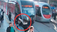 Aufmerksamer Retter: Passantin läuft vor Straßenbahn – Security-Mann reagiert blitzschnell