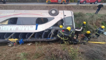 PRVE FOTOGRAFIJE - STRAVIČNA NESREĆA KOD SREMSKE MITROVICE: Prevrnuo se pun autobus ima mrtvih i povređenih (FOTO)