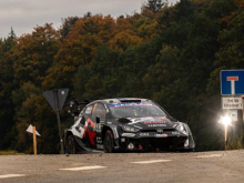 Sebastien Ogier zdrsnil s ceste in trčil v drevo #video