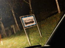 Narodni svet koroških Slovencev obsoja vandalizem nad dvojezičnimi tablami v Železni Kapli