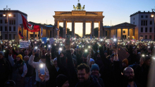 Protest am Brandenburger Tor: Hunderte Demonstranten in Berlin fordern 