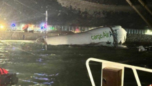 AVION UDARIO U VOZILO, PA ZAJEDNO ULETELI U MORE: Tragedija na aerodromu, ima mrtvih (FOTO/VIDEO)