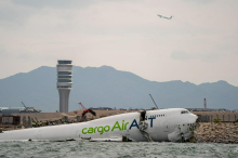 V Hongkongu tovorno letalo ob pristanku zdrsnilo s steze. Dva človeka umrla.