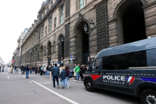 Pičlih sedem minut trajajoči rop v Louvru znova razodel pomanjkljivo varnost v francoskih muzejih