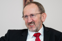 Je profesor na Teološki fakulteti Christian Gostečnik nezakonito uporabljal naziv klinični psiholog?