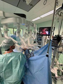 Na onkološkem inštitutu uspešno opravljena prva robotska asistirana operacija