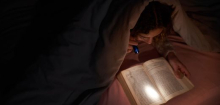 Gesundheit: Schadet Lesen unter der Bettdecke den Augen?