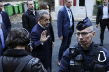 Sarkozy, ki ponavlja, da je nedolžen, začel prestajati petletno zaporno kazen
