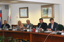 OZS za prostovoljno božičnico, vladi očita delanje razkola med delodajalci in zaposlenimi