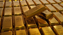 Oro, mini crollo dopo i record: cosa può succedere e come investire