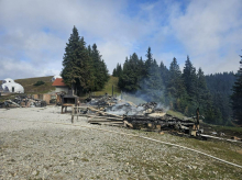 Ob jezeru na Golteh pogoreli dve koči, tudi koča Trije ploti