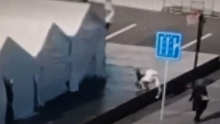 PUCANj, MUŠKARAC PADA, A ONDA PLAMEN: Ovako je blokader ranio običnog čoveka - jeziv snimak iz Ćacilenda (VIDEO)