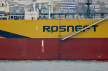 ZDA uvedle sankcije proti ruskima družbama Rosneft in Lukoil. EU sprejel 19. sveženj sankcij.