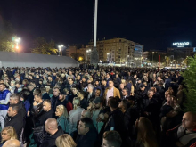 REPORTERKA N1 ODUŠEVLJENA BROJEM GRAĐANA ISPRED SKUPŠTINE KOJI PODRŽAVAJU VUČIĆA: 