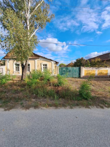 Kuća od čak 180 kvadrata prodaje se za cenu polovnog auta: Ima veliki plac, gradsku vodu, struju, pomoćne objekte... Raj za one koji žele mir i tišinu!