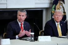 Trump vztraja pri napadih na čolne in napoveduje napade na kopnem. Vojska uničila še en čoln.