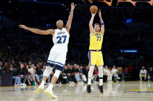 Dončić z 49 točkami utišal Volkove in zagotovil Lakersom prvo zmago