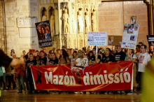 V Valencii je leto dni po smrtonosnih poplavah protestiralo več deset tisoč ljudi