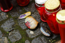 Novomeščani po tragičnem dogodku v centru mesta prižigajo sveče v spomin umrlemu