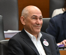 Opozicija ostro obsodila tragični dogodek v Novem mestu, Janša napovedal shod v Ljubljani