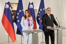 Golob obvestil DZ o odstopu ministrov Poklukarja in Katič. SDS vložil zahtevo za izredno sejo.